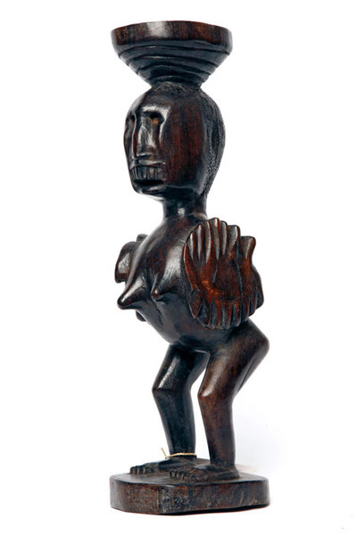 Weibliche Figur, mit Schale auf dem Kopf
